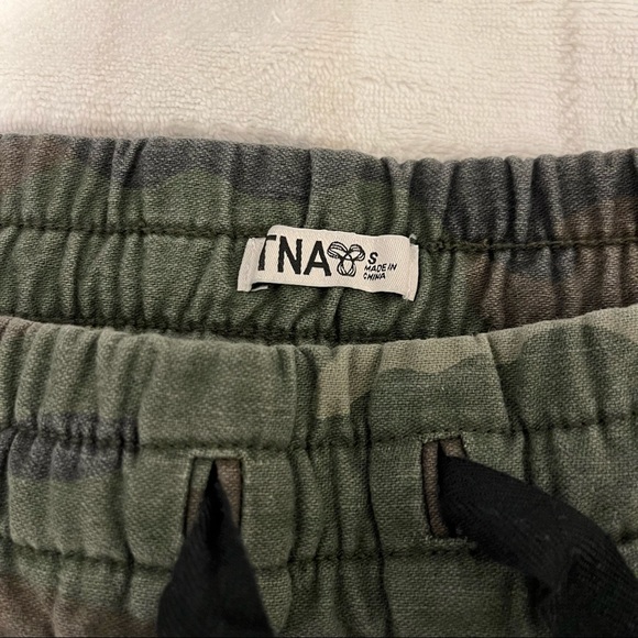 ✨SOLD✨Aritzia TNA Camo Short Shorts Size Small - Picture 4 of 6